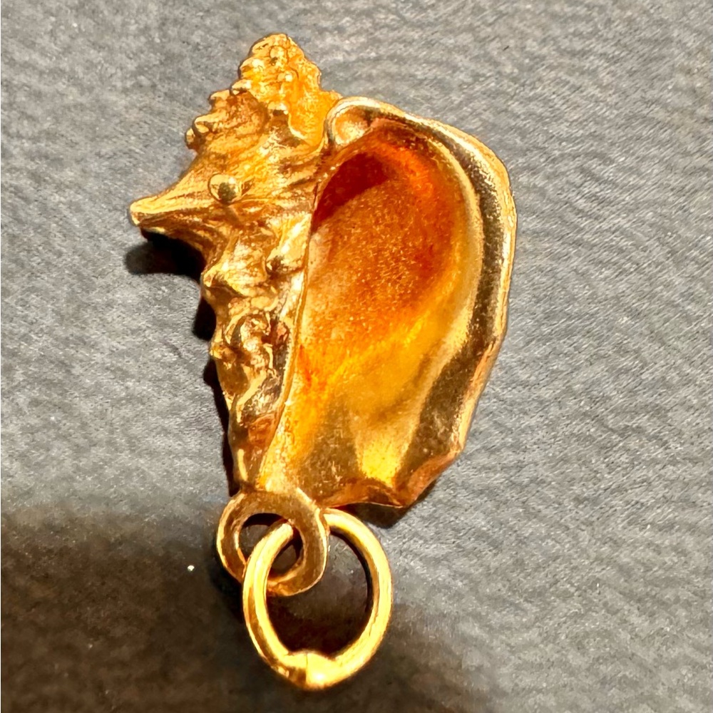 Elegant Gold-Toned Women's stamped 14k gold conch shell Pendant